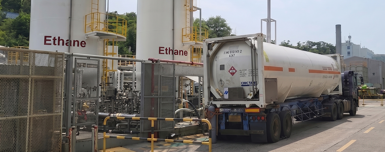 Loading facility using ethane storage tanks and tank trucks